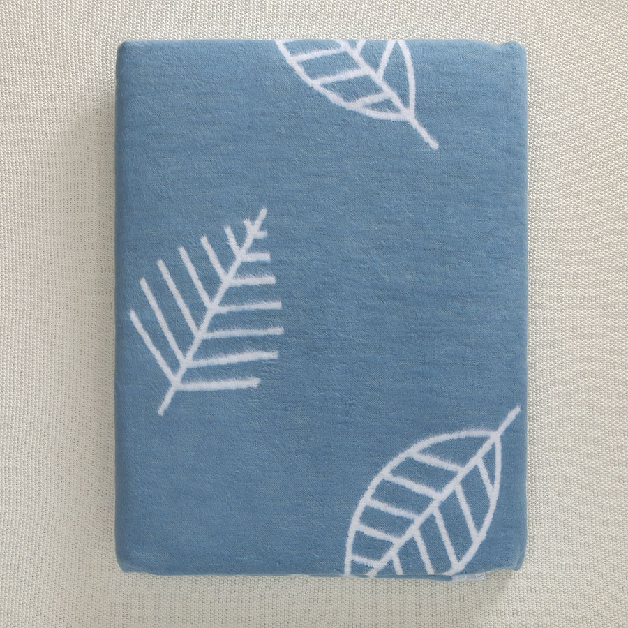 1,5-спальное байковое одеяло "Листья" синее фото 1