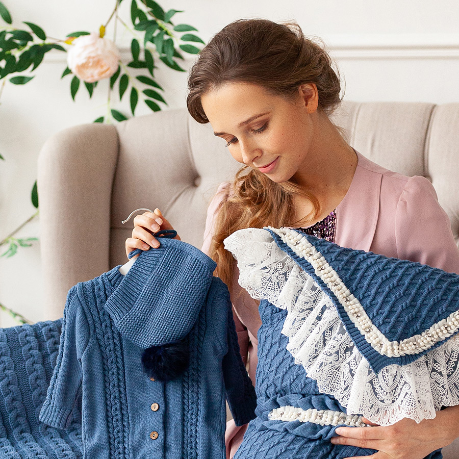 Вязаная шапочка-чепчик синий с помпоном фото 1