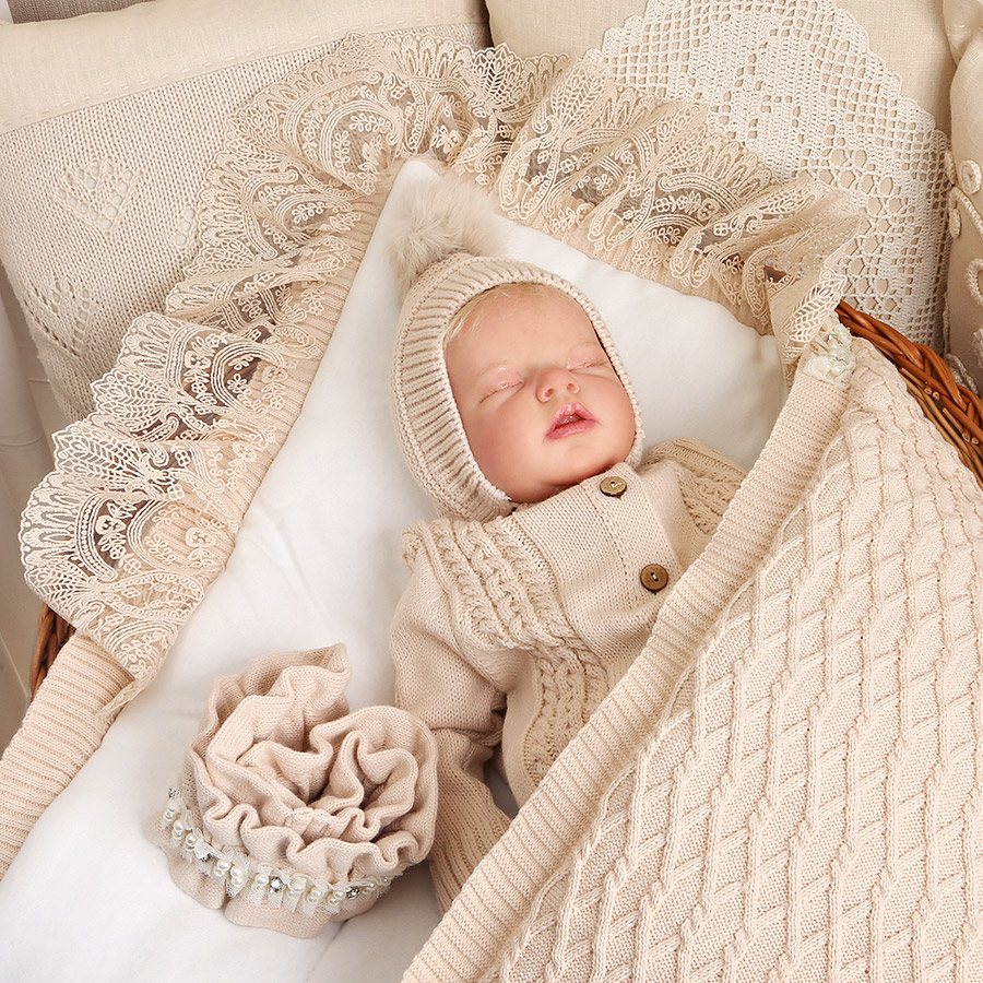 Вязаная шапочка-чепчик бежевый с помпоном фото 5