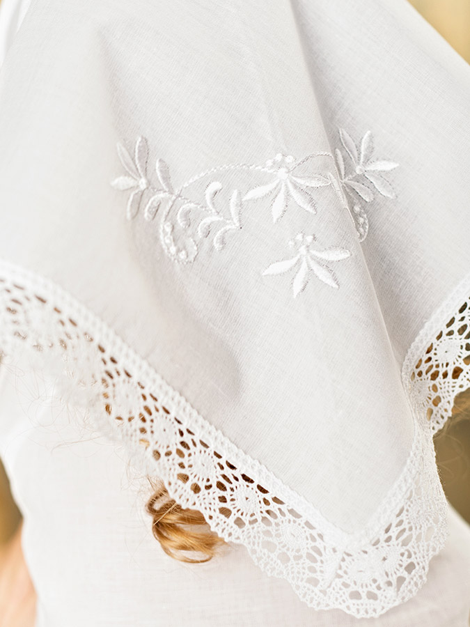 Детская кружевная косынка с белой вышивкой фото 1