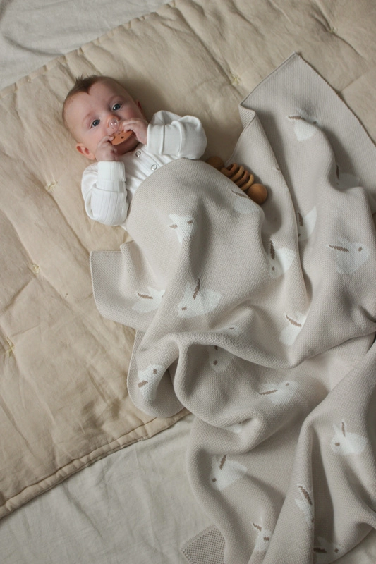 Вязаный детский плед "Кролики" топленое молоко фото 3