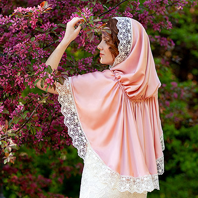 Фото товара "Женский платок с капюшоном "Ариадна"" из магазина ЛиноБамбино