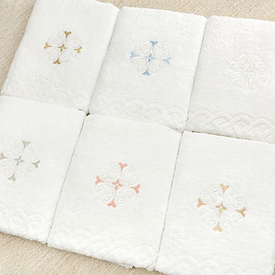 Классическое крестильное полотенце "Кудрявый крестик" - миниатюра фотографии товара в каталоге ЛиноБамбино