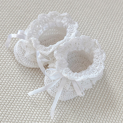 Вязаные пинетки белые "Кружевные" - миниатюра фотографии товара в каталоге ЛиноБамбино