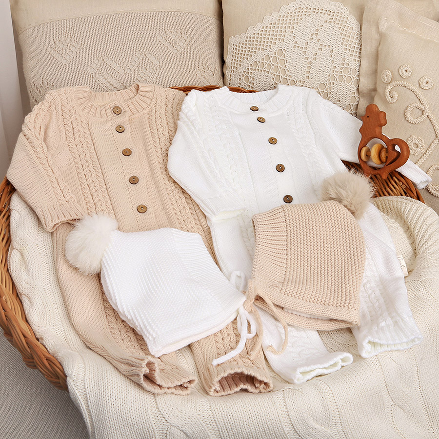 Вязаная шапочка-чепчик бежевый с помпоном фото 4