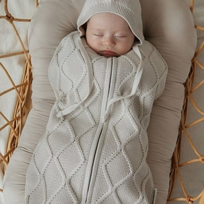 Вязаный пеленальный кокон Оливер топленое молоко - миниатюра фотографии товара в каталоге ЛиноБамбино