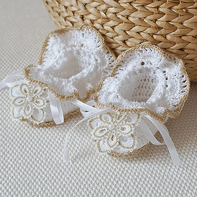 Вязаные пинетки с золотым цветком - миниатюра фотографии товара в каталоге ЛиноБамбино