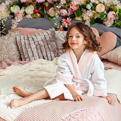 Махровый халат для девочки бело-розовый - миниатюра фотографии товара в каталоге ЛиноБамбино