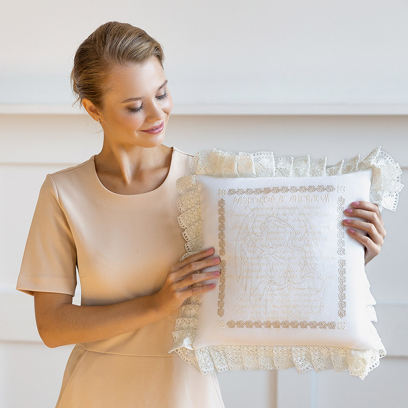 Вышитая подушка "Разговор с Ангелом" фото 4