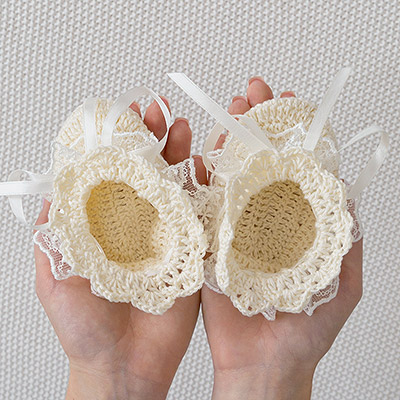 Вязаные пинетки молочные "Кружевные" - миниатюра фотографии товара в каталоге ЛиноБамбино