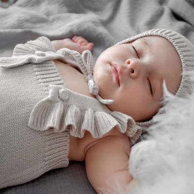 Фото товара "Боди и шапочка "Милки" серый" из магазина ЛиноБамбино