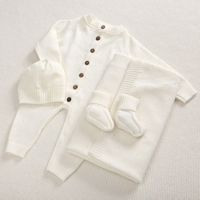 Фото товара "Набор комбинезон с пледом "Капелька" молочный" из магазина ЛиноБамбино