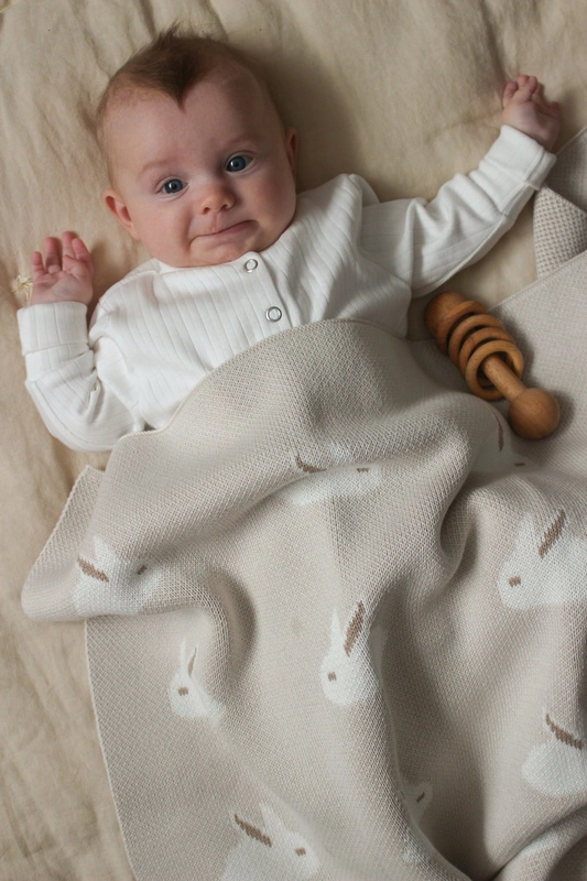 Вязаный детский плед "Кролики" топленое молоко фото 2