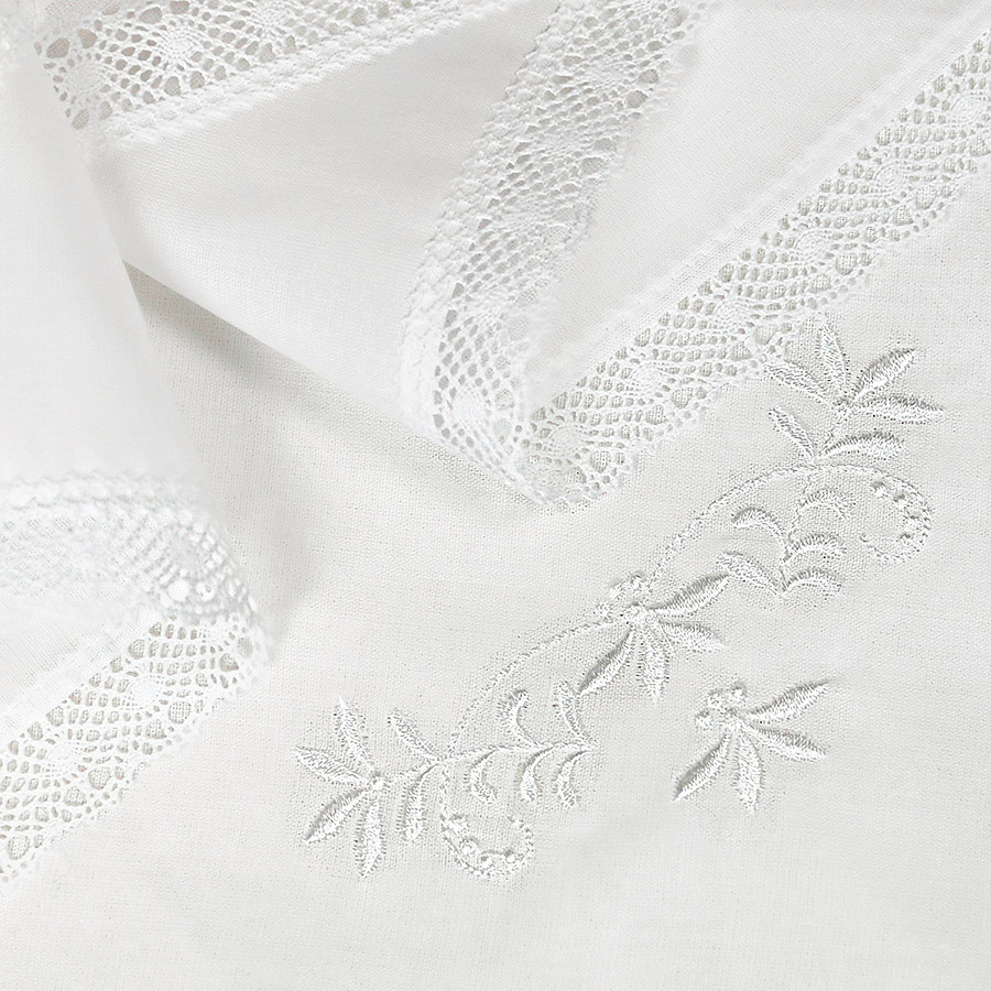 Детская кружевная косынка с белой вышивкой фото 3