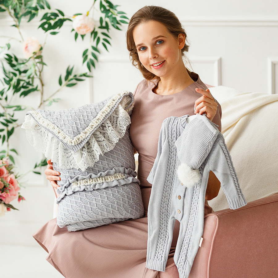 Вязаная шапочка-чепчик серый с помпоном фото 3