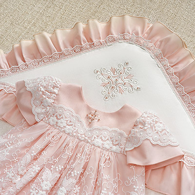 Фото товара "Крестильный комплект "Розовый жемчуг" для девочки с крыжмой" при наведении