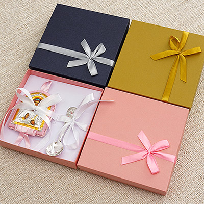 Фото товара "Цветная коробочка с бантиком для серебряного набора" из магазина ЛиноБамбино