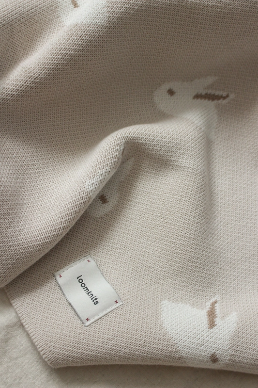 Вязаный детский плед "Кролики" топленое молоко фото 4