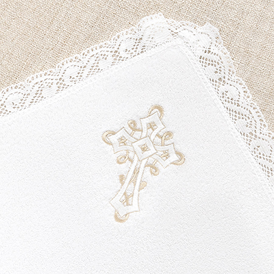 Фото товара "Полотенце с кружевом для крещения "Перышко"" при наведении