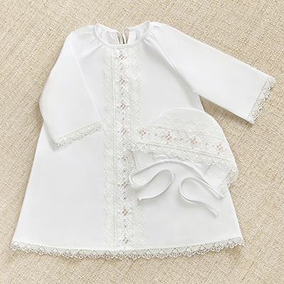 Фото товара "Крестильное платье с чепчиком "Бусинка" для девочки" из магазина ЛиноБамбино