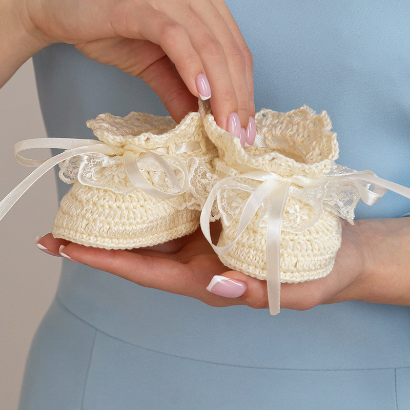 Вязаные пинетки молочные "Кружевные" фото 4
