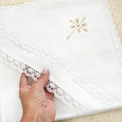 Фото товара "Кружевная пеленка для крещения "Лучезарный крест"" при наведении