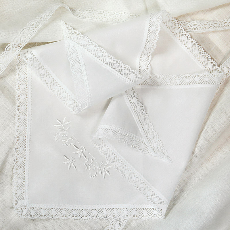 Детская кружевная косынка с белой вышивкой фото 4