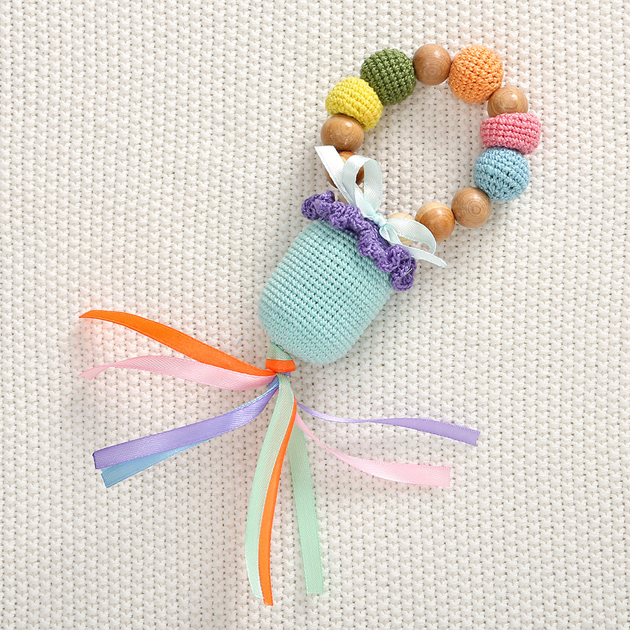 Вязаная слинго-погремушка фото 1