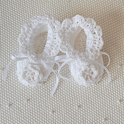 Фото товара "Вязаные пинетки для девочки "Жемчужные"" из магазина ЛиноБамбино