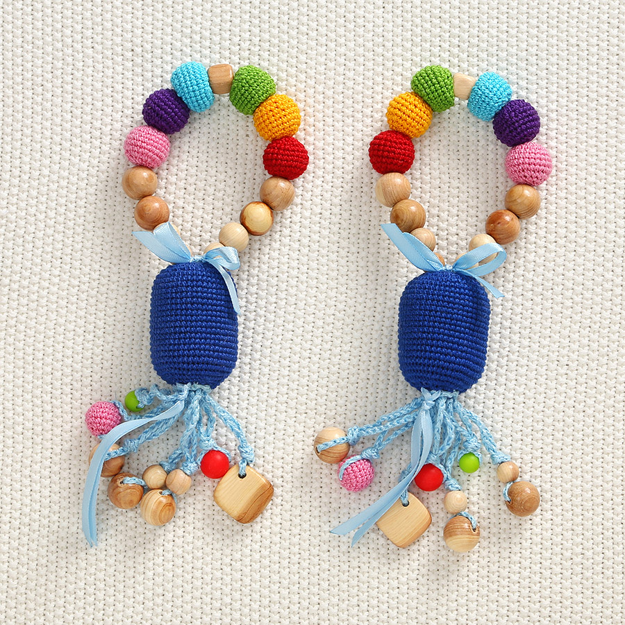 Вязаная слинго-погремушка фото 4