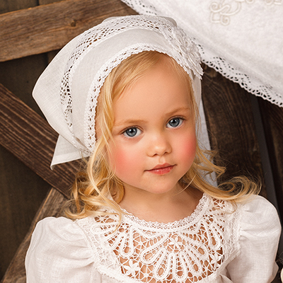 Нарядная льняная косынка "Катерина" с цветочком - миниатюра фотографии товара в каталоге ЛиноБамбино