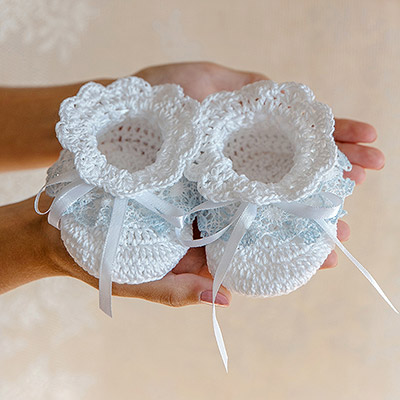 Фото товара "Вязаные пинетки белые "Кружевные"" из магазина ЛиноБамбино