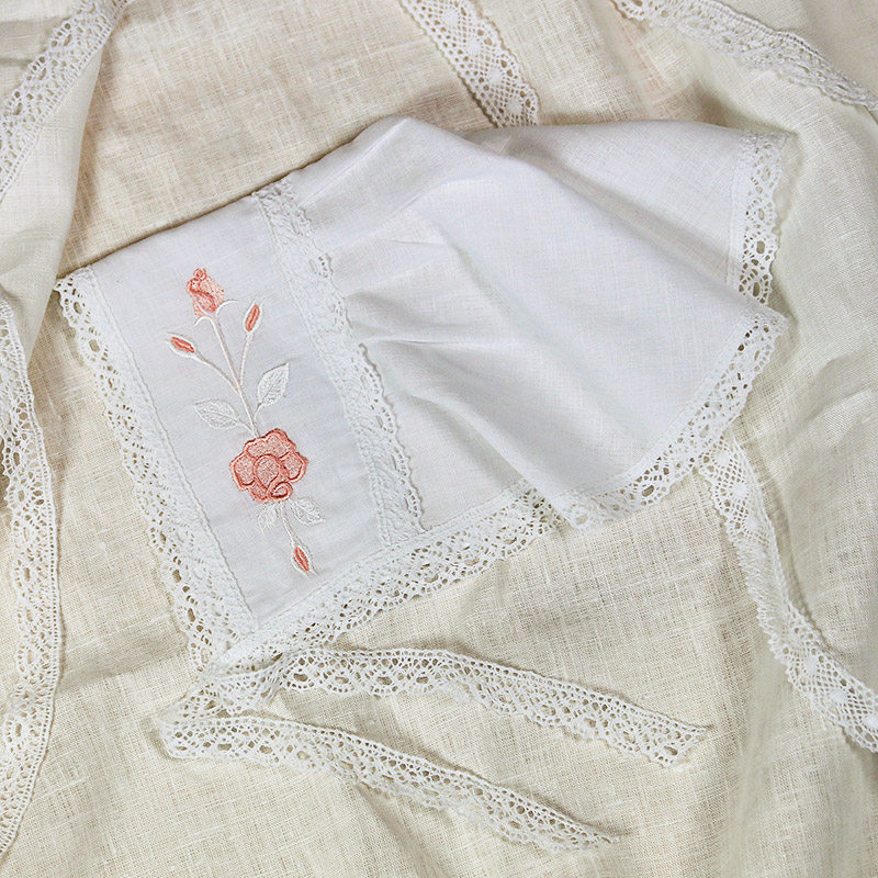 Чепчик-косынка с вышитыми розами фото 1