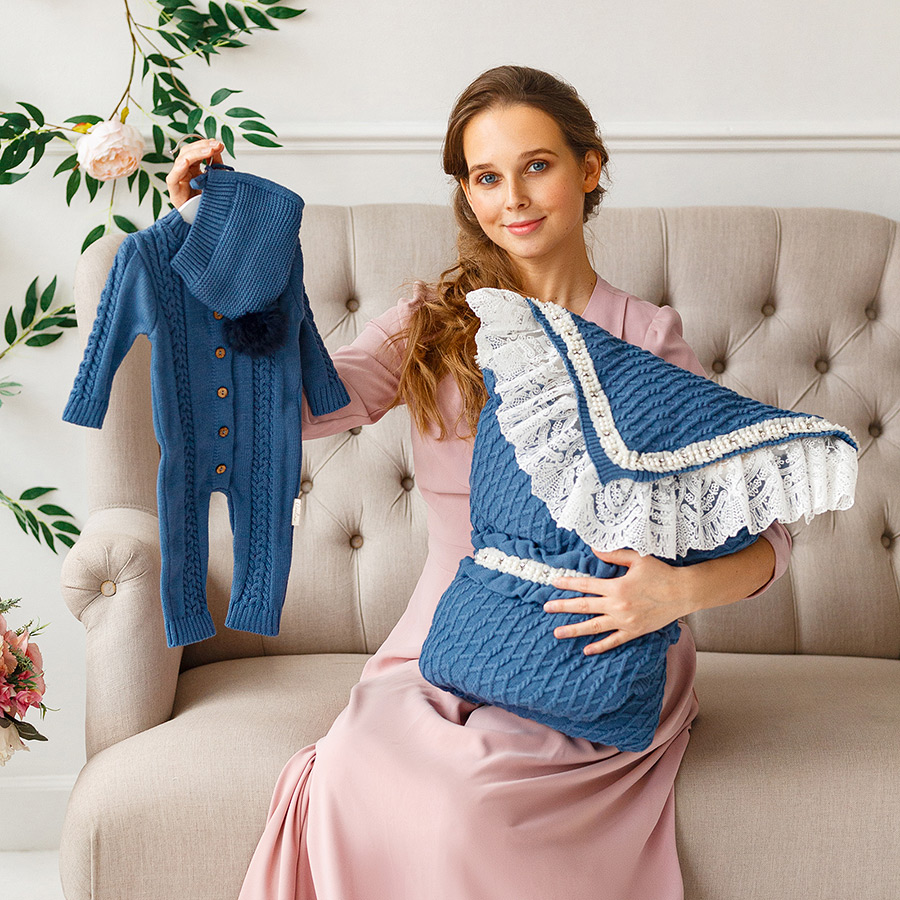 Вязаная шапочка-чепчик синий с помпоном фото 2