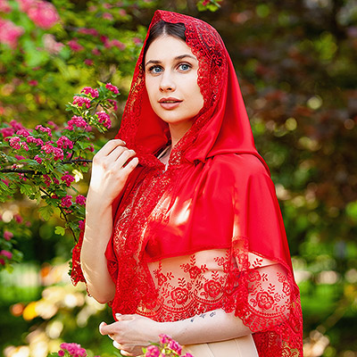 Праздничный платок с капюшоном "Августина" - фото из магазина ЛиноБамбино