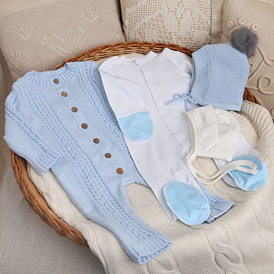 Вязаная шапочка-чепчик голубой с помпоном фото 3