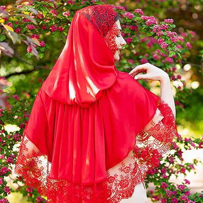 Фото товара "Праздничный платок с капюшоном "Августина"" из магазина ЛиноБамбино