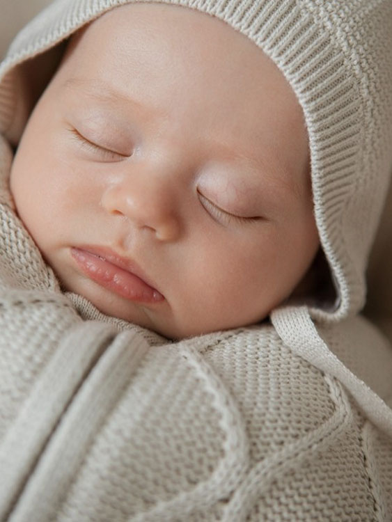 Вязаный пеленальный кокон Оливер топленое молоко фото 4