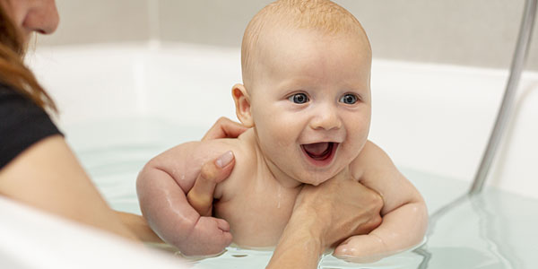 Весело и с пользой: выбираем лучшую косметику для купания малышей