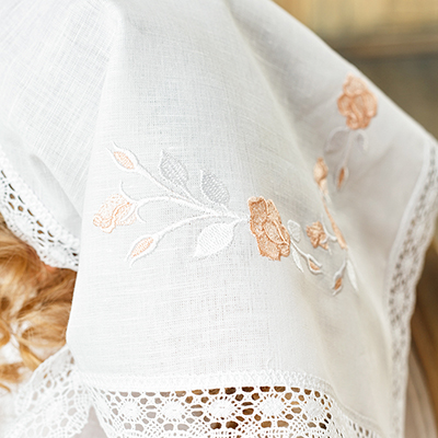 Фото товара "Косынка для девочки с нежной цветочной вышивкой" из магазина ЛиноБамбино