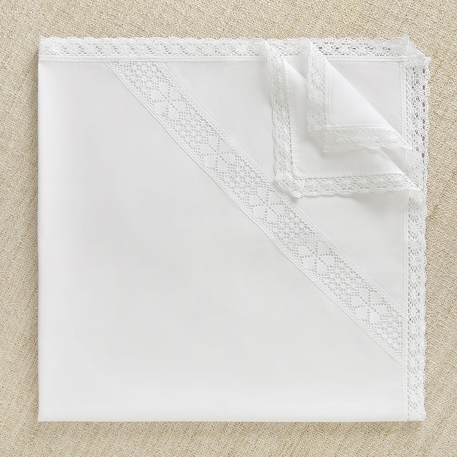 Крестильная пеленка с кружевной вставкой фото 2