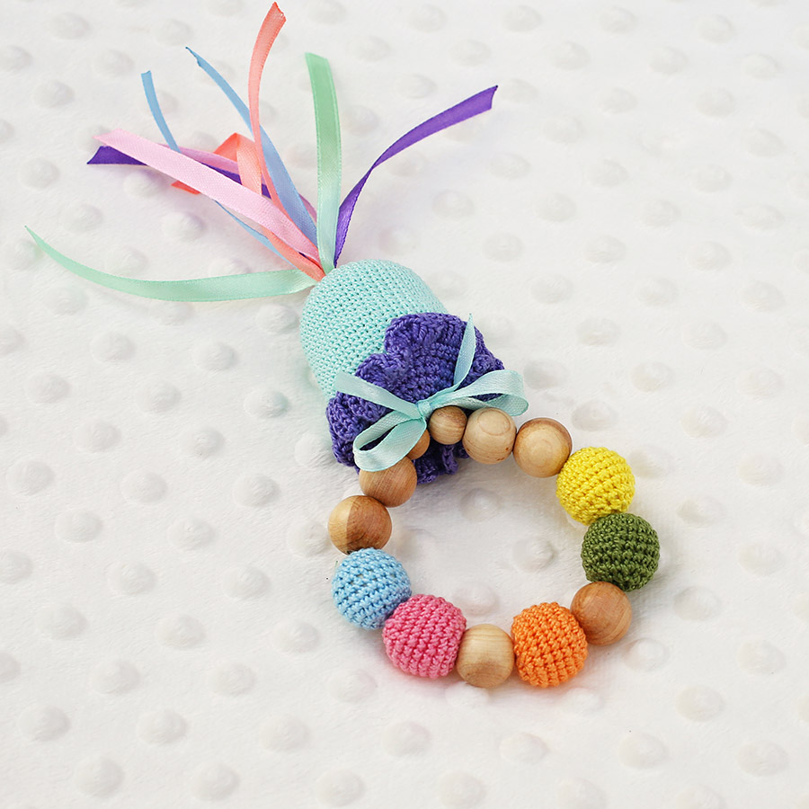 Вязаная слинго-погремушка фото 5