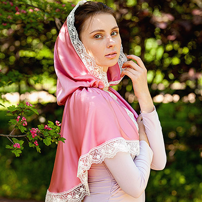 Фото товара "Женская накидка с капюшоном "Азалия"" из магазина ЛиноБамбино