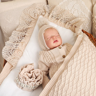 Фото товара "Вязаная шапочка-чепчик бежевый с помпоном" из магазина ЛиноБамбино