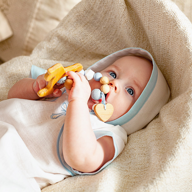 Чепчик с голубой окантовкой фото 3