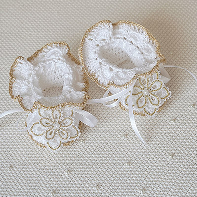 Фото товара "Вязаные пинетки с золотым цветком" из магазина ЛиноБамбино