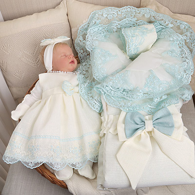 Фото товара "Комплект на выписку девочки "Люрекс" молоко-тиффани" из магазина ЛиноБамбино