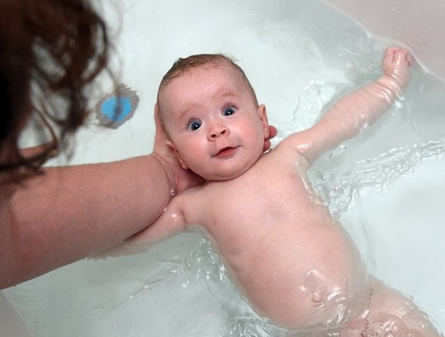 Плавание полезно для здоровья малыша: в воде укрепляются суставы и мышцы, развиваются легкие и сердце Купание младенца