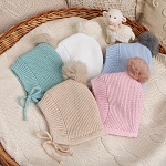 Вязаная шапочка-чепчик бежевый с помпоном