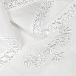 Детская кружевная косынка с белой вышивкой